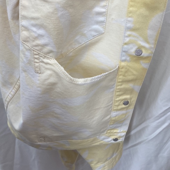 Liz Claiborne Women’s pale yellow jean jacket. Size petite. - Picture 5 of 6